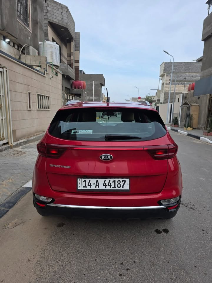 سلام عليكم كيا اسبورتج خليجي 
مديل ٢٠
نص فول مواصفات معروفه
سياره مامتعوبه 
صاره بيه بارد بالباب
رايده 190وبيه مجال حك الجيه
***********
بصره الزبير
