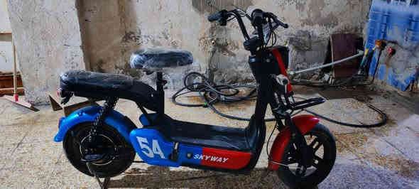 السلام عليكم دراجه شحن للبيع دراجه حلوه و نضيفه مثل ما كدامككم الَدراجه عنوانها ميسان العماره حي المعلمين و سعر الدراجه 360 و بيها مجال للتواصل ***********
