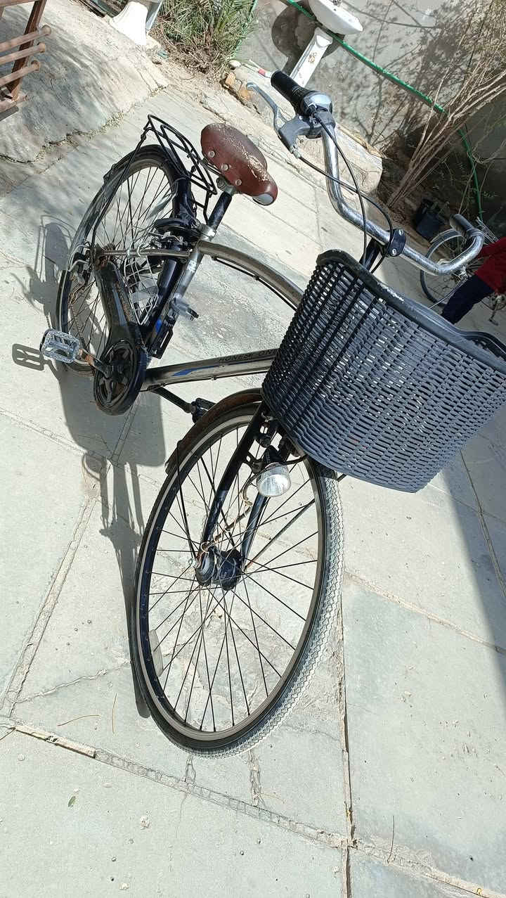 سلام عليكم من رخصت صاحب الكروب بايسكل ياباني حجم 27 للبيع السعر 105 مكانه ديوانيه منطقة ال حمد ***********
