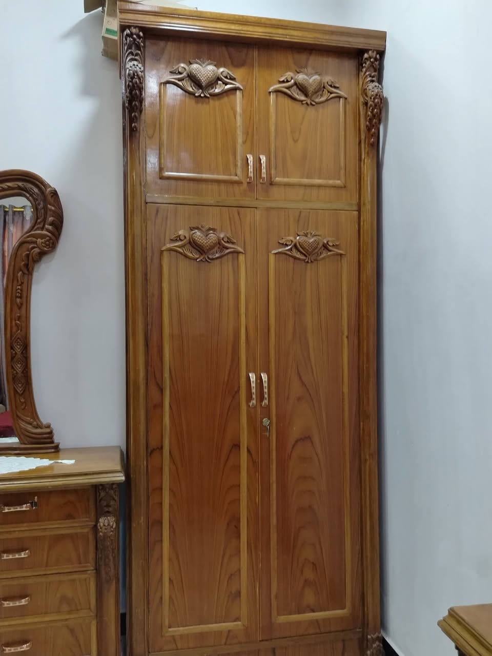 السلام عليكم عندي هاي الغرفه اخذتها بأربع ملايين مستخدمه سنه و٧ أشهر رايدتها بتلاثه ونص وبيها مجال بعدها جديده ميرادلها بس صبغ بيها عيب واحد فقط ***********
المكان بغداد
