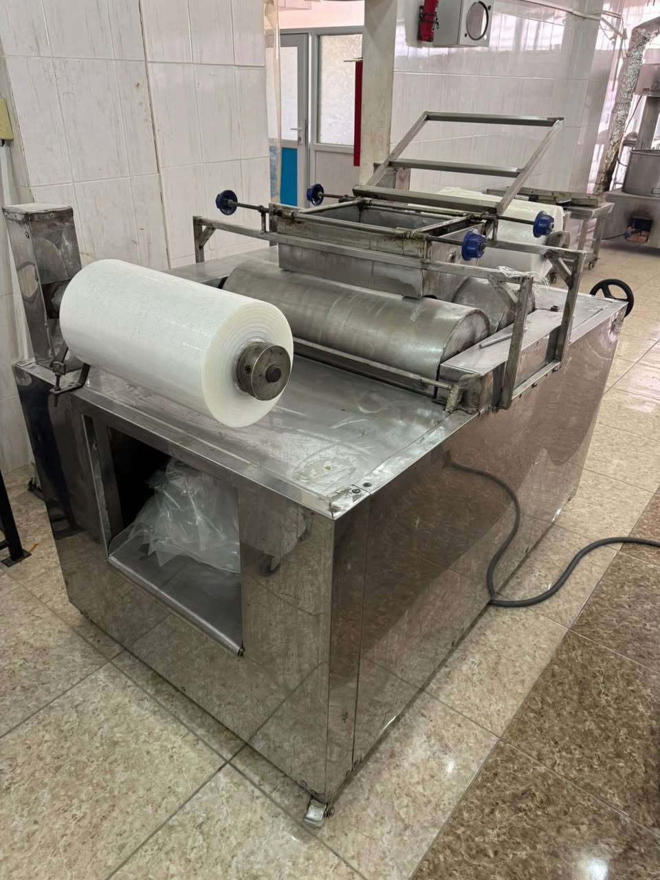 مكائن صناعية تغليف وتصنيع الحلويات للحجز والاستفسار راسلني وتساب ***********
