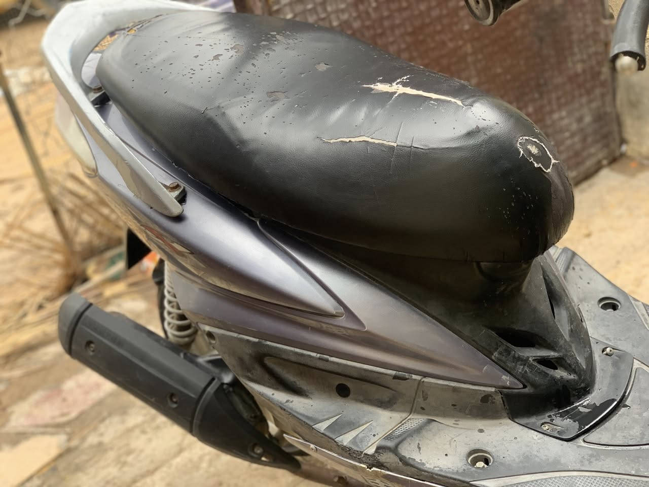 سكنس فحل كامله سلف هندر نكره الدراجة كامله كلها ابلاديه وختم واحد ابريكات دبلات تايرات كله ابلادي ونضيف كهربائيات كلها شغاله اوراقها موجوده الدراجه المحرك لاصوت لاتبخير لانضوح ناعم وابلادي كابريتر وسلف ابلاديات ما مفتوحات جيب وياك عشر فيتريه السعر 550 مكاني بغداد العبيدي شهداء الثالثه***********
