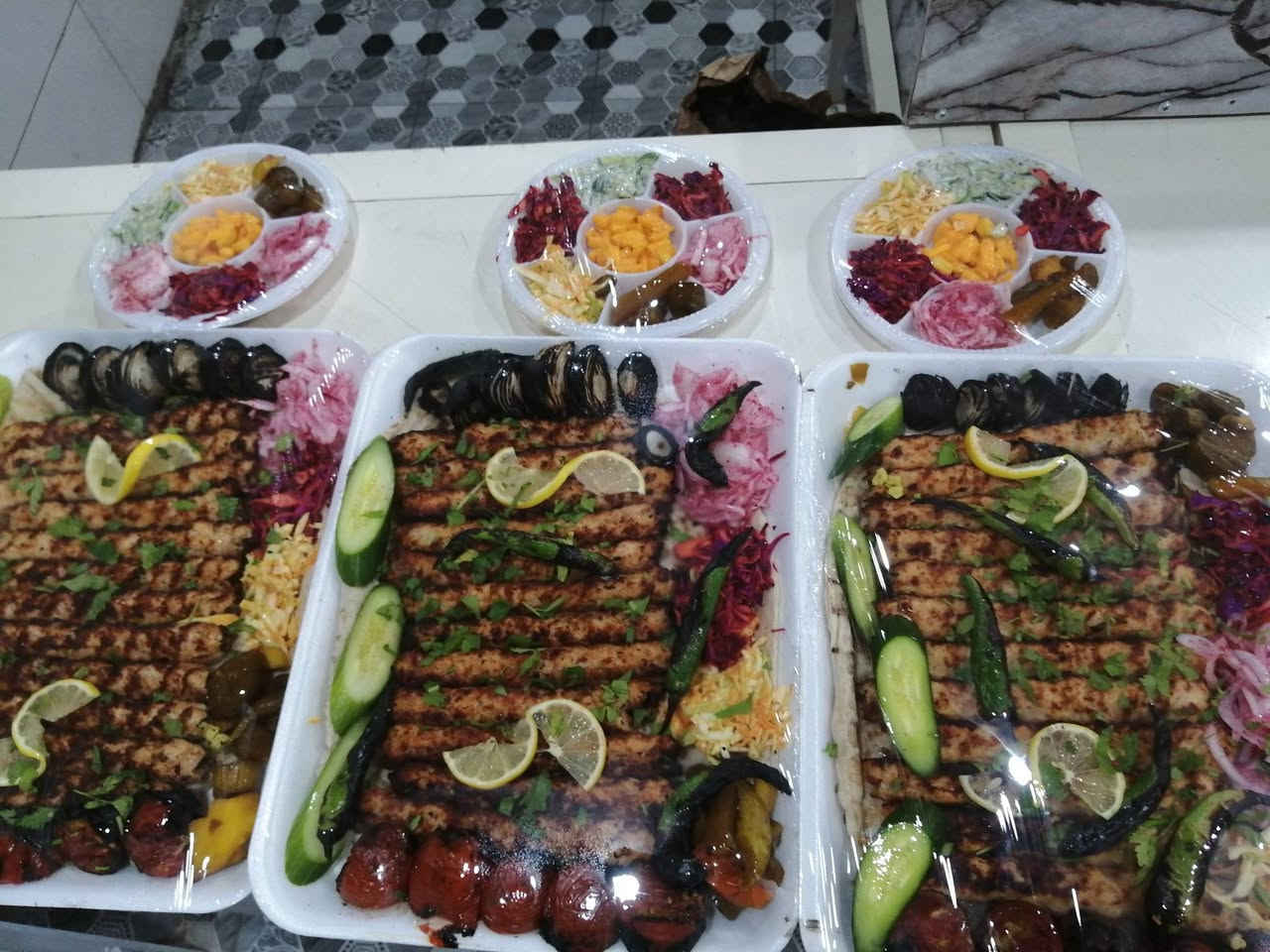 طعم وترتيب فد شي كيلو  كباب دجاج معا مقبلاب وطماطه شوي وبصل شوب وفلفل شوي كل هذه  ١٢ الف توصل موجود كل حديثه عندك خطار عندك سفره وين متريد يصلك العنوان بنداهر قرب مرطبات الداهري للحجر ***********
