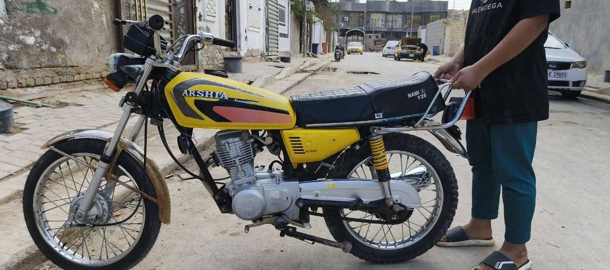 السلام عليكم
دراجه ارشه موديل 21 ارواق اصولي سنوية بس بعدني ما مستلم لوحاتها 
دراجه نظيفه مكينه مفتوحه كهربائيات شغاله عوزها بس اشاير شاصي عدل ونظيف  مكينه نظيفة لاتبخير ولاتنقيص
رايدها ب700وبيها مجال بسيط
عنواني ديوانية رقمي ***********
