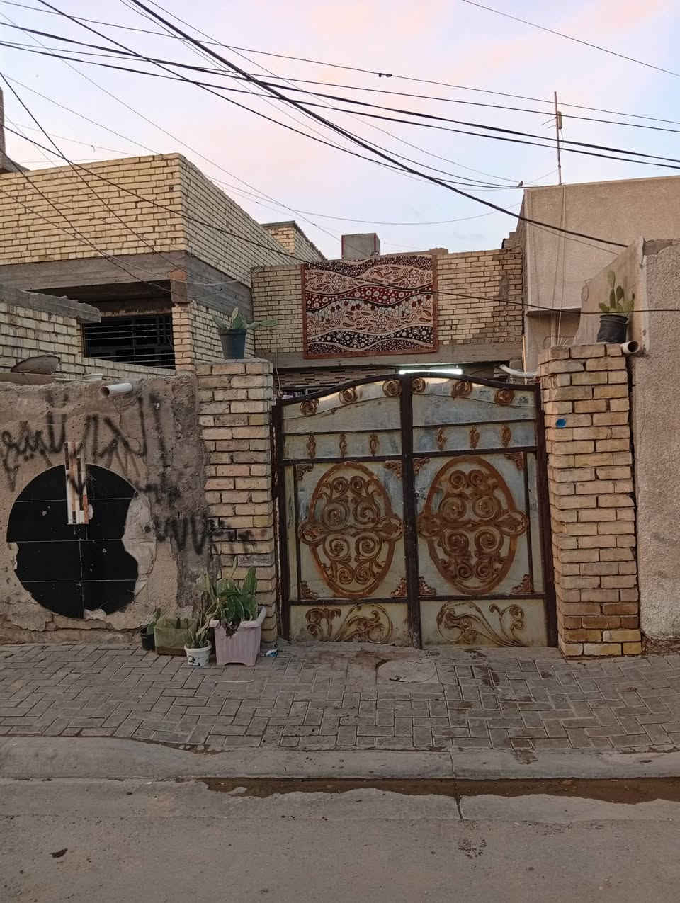 بيت للبيع مساحه 125م طابق وغرفه فوق طابو زراعي مكان حي السفير قرب افران علي الهادي بيت نضيف الاستفسار ***********
