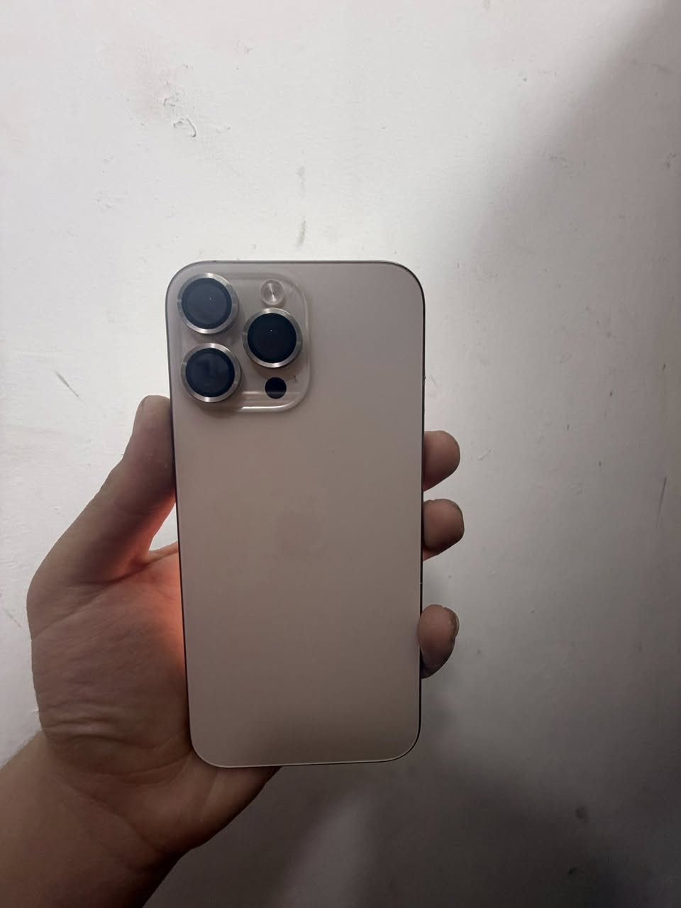 ايفون 16ProMax للبيع نضافه 100%
ضمان ماستر بطاريه 100
مشحون 152
غراضه كامله بعده فترت الضمان 
الجهاز جديد ويخبل و اكفله من الشخط 
مكاني العلام سوق اميمه المربع الذهبي ❕
السعر 1400
للتواصل ***********
