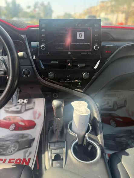 كامري تي ار دي  ٢٠٢٣ تو كلر اسمنتي حادثها بسيط  فول مواصفات 
للاستفسار 
*********** 
***********
​المحرك:
​النوع: 6 أسطوانات (V6).
​السعة: 3.5 لتر.
​القوة القصوى: حوالي 301 حصان عند 6600 د.د (دورة في الدقيقة).
​العزم الأقصى: حوالي 362 نيوتن متر (267 رطل-قدم).
​نظام الحركة وناقل السرعة:
​ناقل الحركة: أوتوماتيكي بـ 8 سرعات Direct Shift مع خاصية التبديل التسلسلي (Paddle Shifters).
​نظام الدفع: دفع أمامي (Front-Wheel Drive).
​الأداء والتجهيزات الرياضية:
​نظام التعليق: تعليق رياضي مُعدّل خصيصًا من TRD لتعزيز الأداء والتماسك.
​المكابح: مكابح أمامية أكبر ومهواة (Ventilated Discs) (تُذكر بعض المصادر أنها مكابح بريمبو في بعض الأسواق أو السنوات).
​العجلات والإطارات: جنوط ألمنيوم مقاس 19 بوصة ذات تصميم رياضي بلمسة نهائية باللون الأسود غير اللامع (Matte Black).
​نظام العادم: نظام عادم مزدوج من الفولاذ المقاوم للصدأ مع أطراف عادم مطلية بالكروم أو ملمعة (Quasi-Dual Stainless Steel Exhaust).
​التصميم الخارجي المميز:
​الشبك الأمامي: شبك رياضي بتصميم مميز.
​الجناح الخلفي: جناح خلفي رياضي كبير بلون أسود.
​المرايا: أغطية مرايا جانبية باللون الأسود.
​شعار TRD: شعارات TRD على الهيكل الخارجي.
​المقصورة الداخلية:
​المقاعد: مقاعد رياضية أمامية بتنجيد من الجلد/القماش مع شعار TRD وخياطة باللون الأحمر.
​العدادات: عدادات رياضية مميزة.
​الفرش والأرضيات: دواسات أرضية وشعار TRD على فرش الأرضيات بغداد
