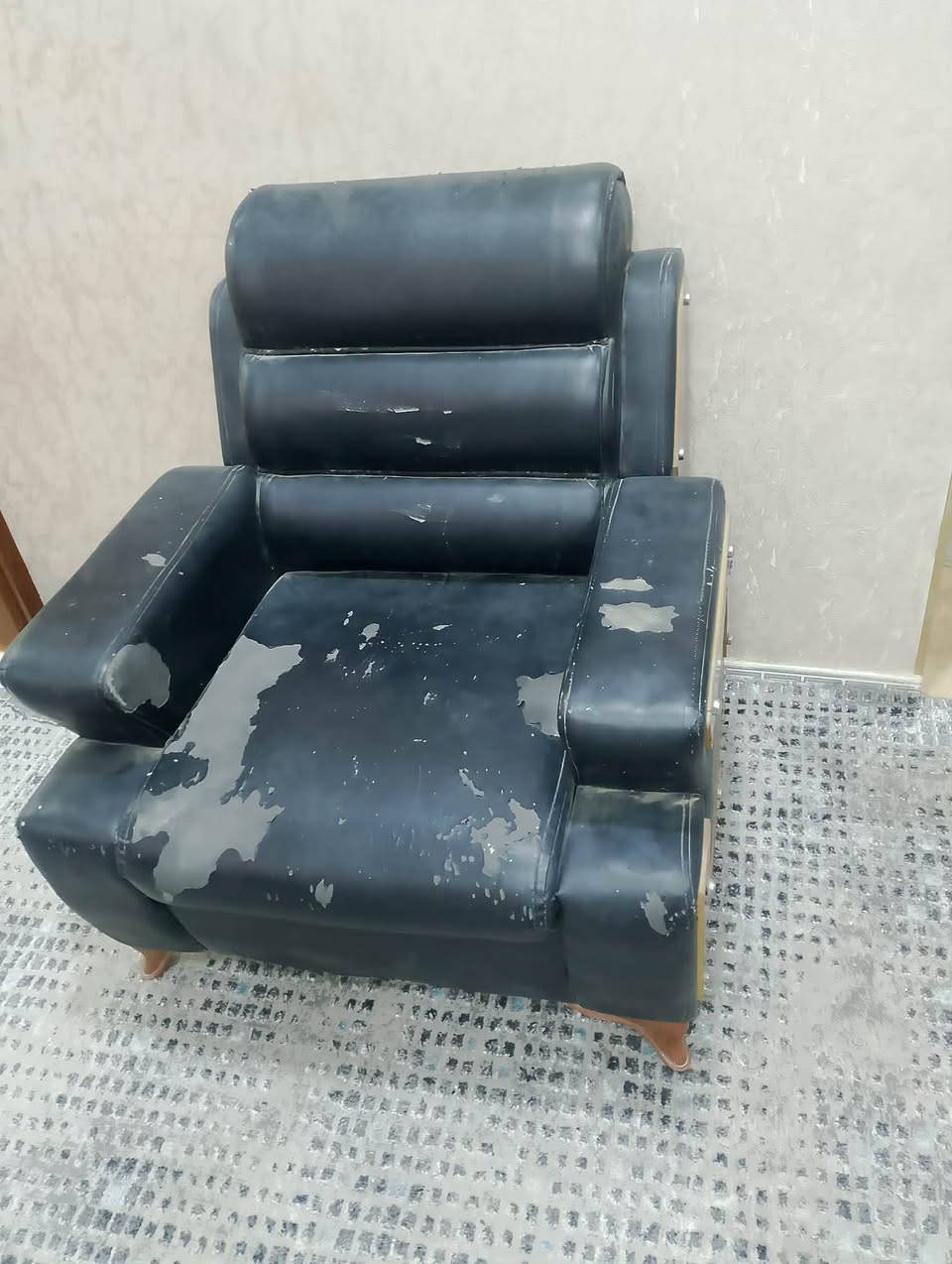 قنفات 3 قطع قويات بس جلد تعبان سعر 100  عنوان حيانيه شارع السيد عل المستطيل رقم ***********
