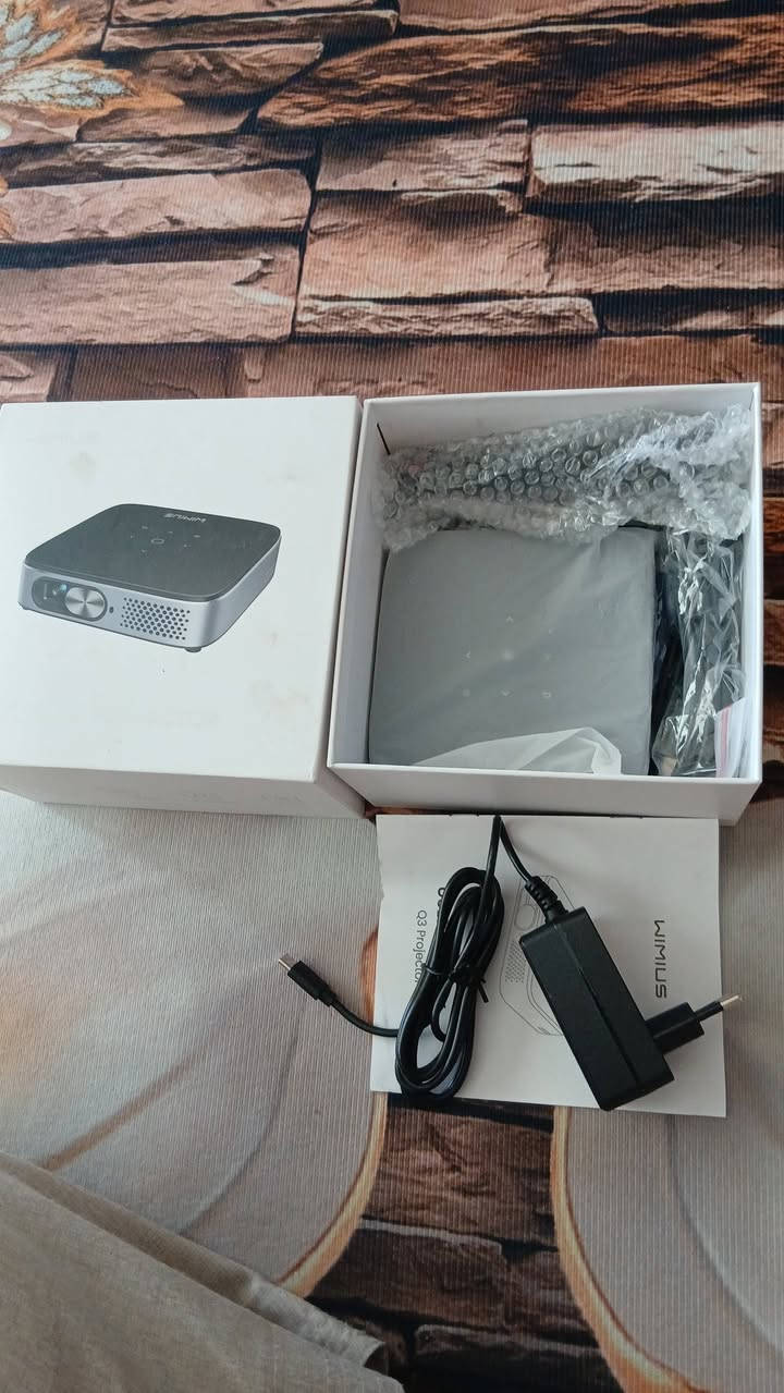 متوفر داتاشو جدید للحجز عبر الواتساب ***********
جهاز العرض المصغر الذكي WiMiUS Q3 DLP Projector (داتا شو محمول).إليك أبرز مواصفات ومميزات هذا الجهاز:⚙️ المواصفات التقنية والمميزاتتقنية العرض: يعتمد على تقنية DLP المتطورة التي توفر ألواناً واضحة وتبايناً ممتازاً مقارنة بأجهزة LCD التقليدية.النظام الذكي: مدمج بنظام تشغيل Android 11.0، مما يتيح لك تشغيل تطبيقات البث الشهيرة (مثل يوتيوب ونتفليكس) مباشرة من الجهاز دون الحاجة لربطه بالكمبيوتر.البطارية المدمجة: يحتوي على بطارية ليثيوم قابلة لإعادة الشحن بسعة 8000 مللي أمبير، تمنحك تشغيلاً لاسلكياً يصل إلى 3 ساعات للاستخدام الخارجي والتخييم.مسافة عرض قصيرة (Short Throw): يمكنه عرض شاشة كبيرة بحجم يصل إلى 100 بوصة من مسافة قصيرة جداً تبلغ حوالي 2.5 قدم (نحو 75 سم).التوصيل والشبكات: يدعم الاتصال السريع عبر شبكة Wi-Fi 6 وتقنية Bluetooth لتوصيل السماعات اللاسلكية.الضبط التلقائي: يتميز بخاصية التصحيح الرأسي التلقائي للصورة (Auto Keystone) لضمان زاوية عرض مستوية ومثالية.
