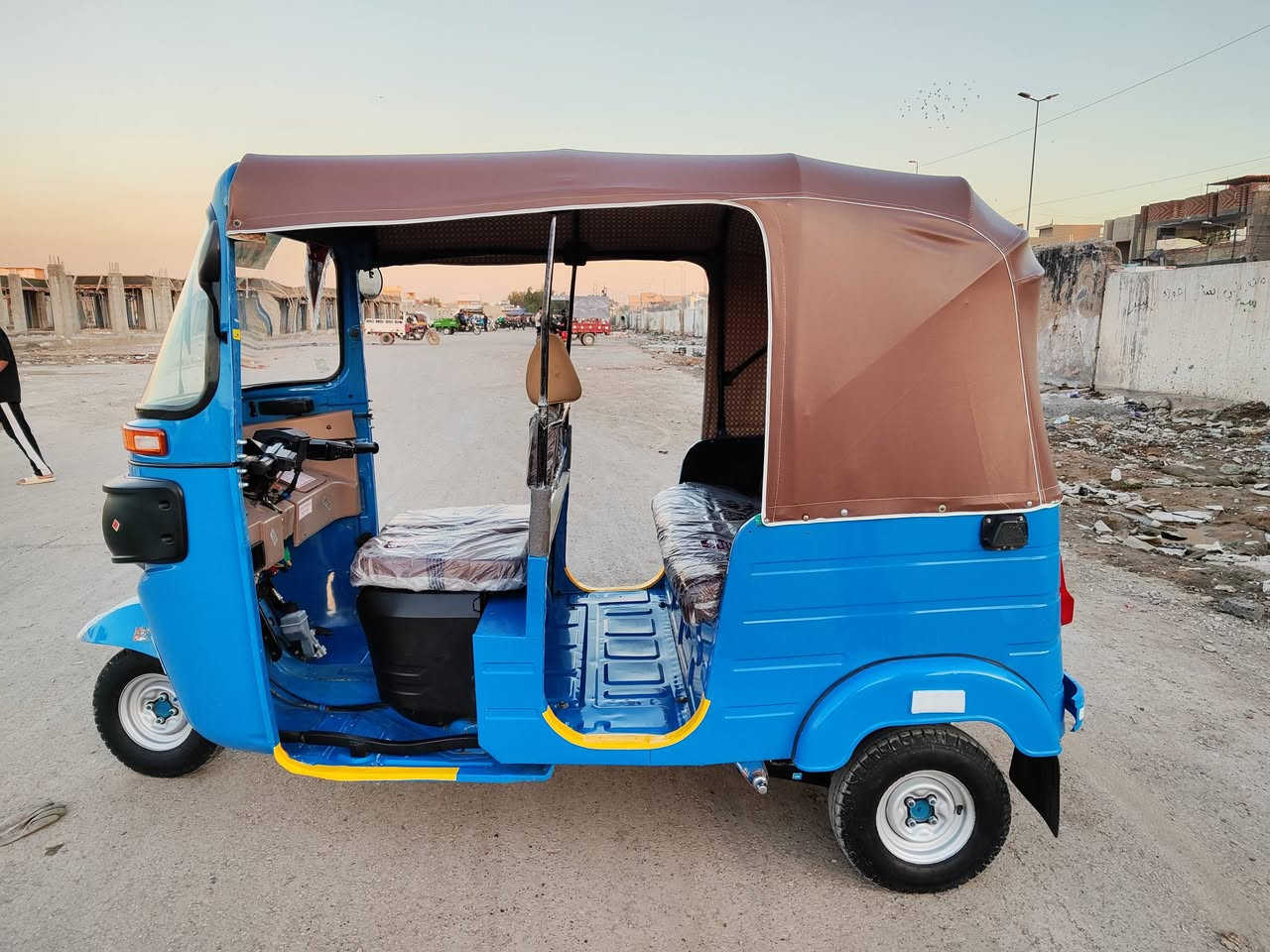 السلام عليكم مرخصة مدير الكروب تكتك موديل 2020مرقمة شهر التاسع 
بس دوس معمرة والباقي كفالة السعر 8000وبيهة مجال بصيط 
بغداد مدينة الصدر تقاطع كسرة وعطش 
رقم التليفون ***********
غير متواجد على الخاص
