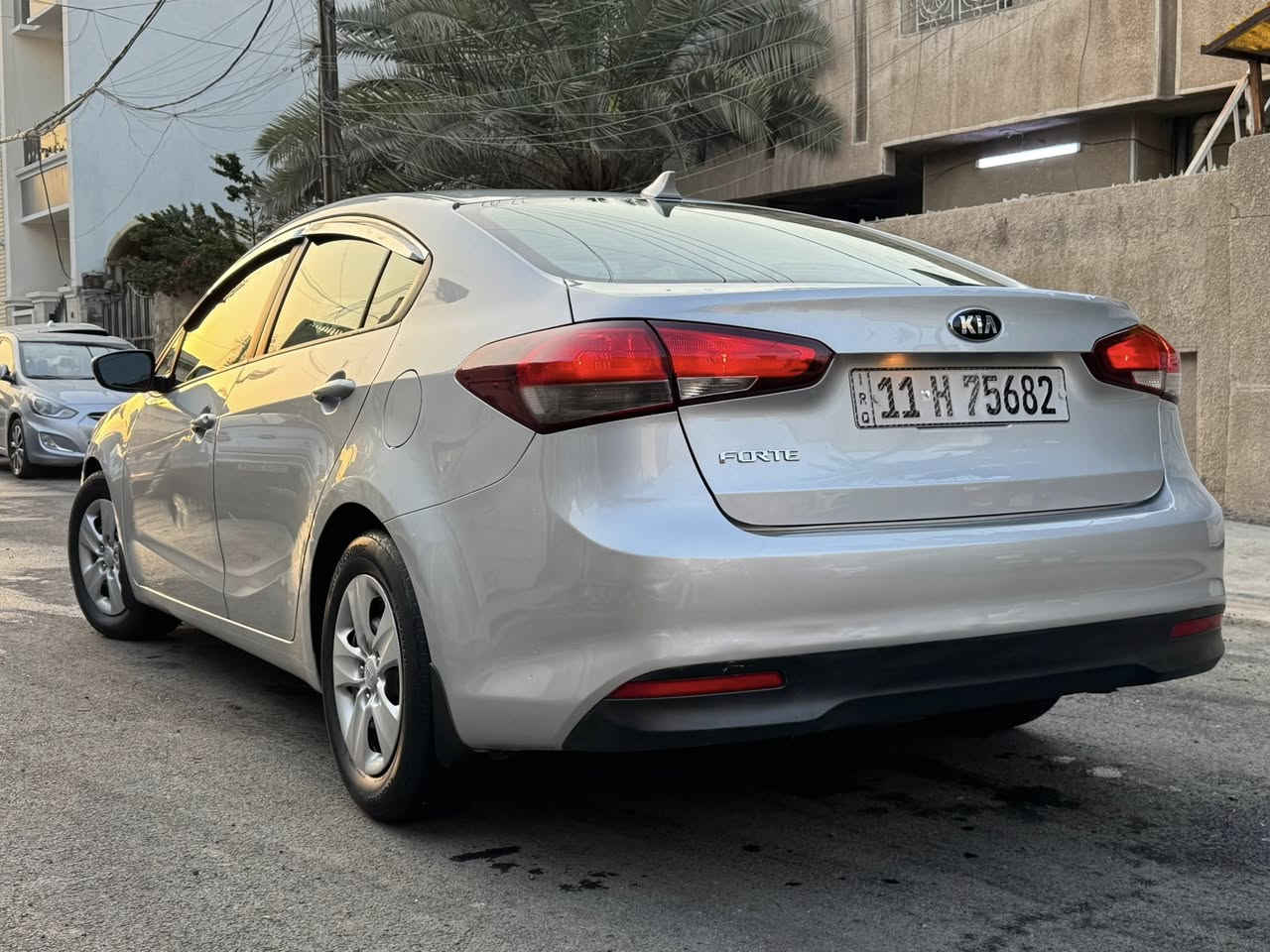 كيا فورتي 2017
حادثهة طخة بالبابين جهة اليمين بدون اي دواخل بجم كبس وهي السيارة كلهة بوضع الشركة
ماشية 61,000 جديدة جداً
محرك 2000 دوش
رقم بغداد الجديد باسمي
تحويل مباشر
مواصفات اعتيادية 
كير محرك تبريد صدر تايرات كلة مكفول برغي مابيهة نقص
السعر 125
مكانهة بغداد حي الاعلام 
***********
