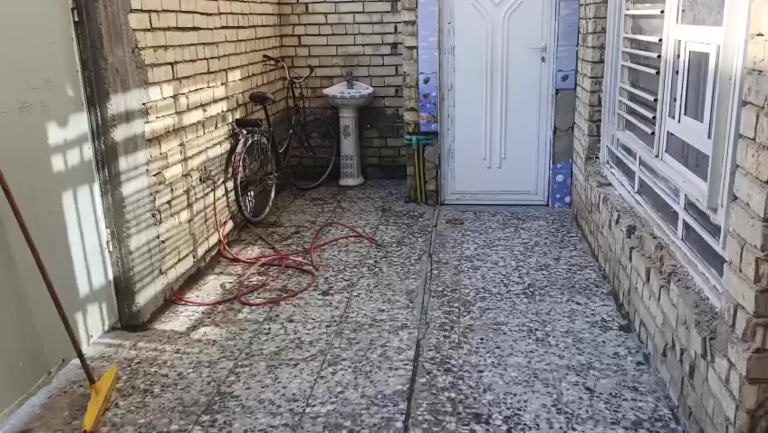 للبيع دار مساحه ١٠٠ متر طابو زراعي سند ٢٥ منطقة البلديات ضياء الحلفي قريب من مدرسه الاهليه السعر ١٦٠ مليون  يحتوي الدار على استقبال ومطبخ وصاله وغرفة نوم وخدمات وفوق ثلاث غرف نوم وخدمات للإستفسار مع رقم مكتب المستقبل *********** ملاحظه نواقص البيت الفوق كاشي ومحجر درج فقط
