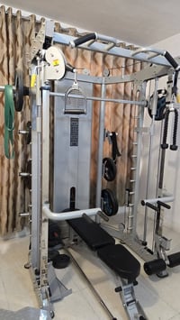 ملتي جيم منزلي الوزن الخاص بيه 80 كيلو مع مسطبة قابلة للتعديل وشفت أول...