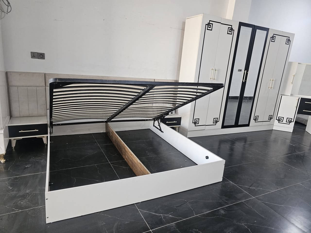 غرفه نوم جديده قليل مستخدم سعر 590 الف شراي يخابر رقم مكان كركوك ***********
