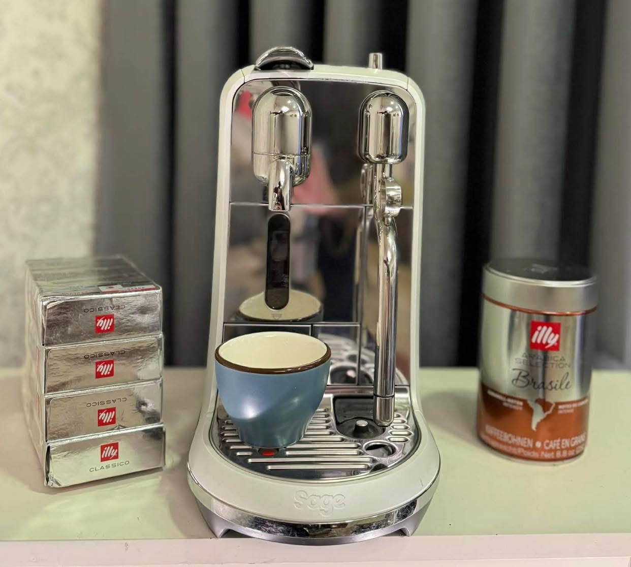 للبيع ماكينة قهوة كبسولات احترافية  
Nespresso Creatista من شركة Sage (Breville)

ماكينة مميزة جداً لعشاق القهوة، تجمع بين سهولة كبسولات نسبريسو مع تبخير حليب احترافي مثل مكائن المقاهي.

التفاصيل:
• الماركة: Sage (Breville)  
• النظام: كبسولات Nespresso Original  
• اللون: أبيض مع واجهة ستانلس ستيل لامع  
• شاشة رقمية للتحكم بالإعدادات  
• عصا تبخير حليب ستانلس ستيل احترافية  
• تحكم بدرجة حرارة الحليب  
• تحكم بدرجة رغوة الحليب  
• تنظيف ذاتي لعصا البخار بعد الاستخدام  
• خزان ماء خلفي شفاف قابل للفك والتنظيف  
• صينية تنقيط ستانلس مع مؤشر امتلاء  
• تسخين سريع جداً خلال ثواني  

المشروبات التي يمكن تحضيرها:
• Espresso  
• Lungo  
• Cappuccino  
• Latte  
• Flat White  

الحالة:
• نظافة: 98٪  
• عمل الجهاز ممتاز بدون أي مشاكل  
• الكرتون الأصلي موجود  

ماكينة عملية جداً للبيت أو المكتب وتعطيك قهوة بجودة كافيه.

للجادين فقط  
المراسلة على الخاص


**إذا كنت صاحب هذا الإعلان وتريد حذفه لأي سبب، رجاءا أرسل رسالة إلى الدعم الفني**