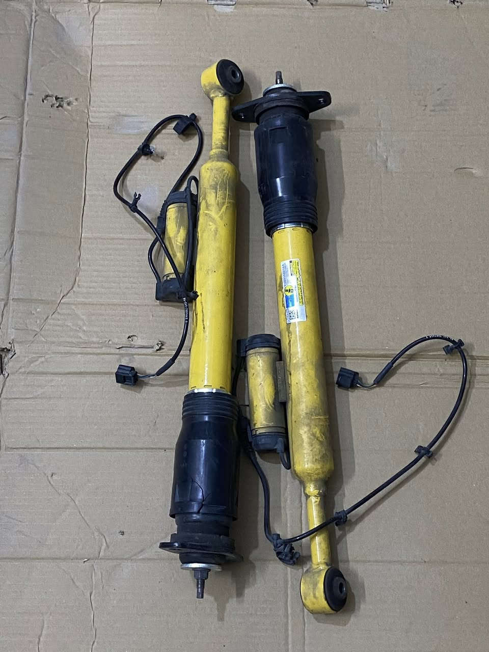 السلام عليكم
متوفرقطع غيار srt وهيلكات 
اكسل srt موديل 2023 
درايف شفتات وايد بدي
شوته اير ايد وبلاديه 
دبلات خلفيه اصفر كهرباء 
نفخات جاملغ خلفي وايد بدي 
دبات بورلا اتاك هيلكات ودبات اسود موبار 
المنصور دور السود 
للاتصال ***********
