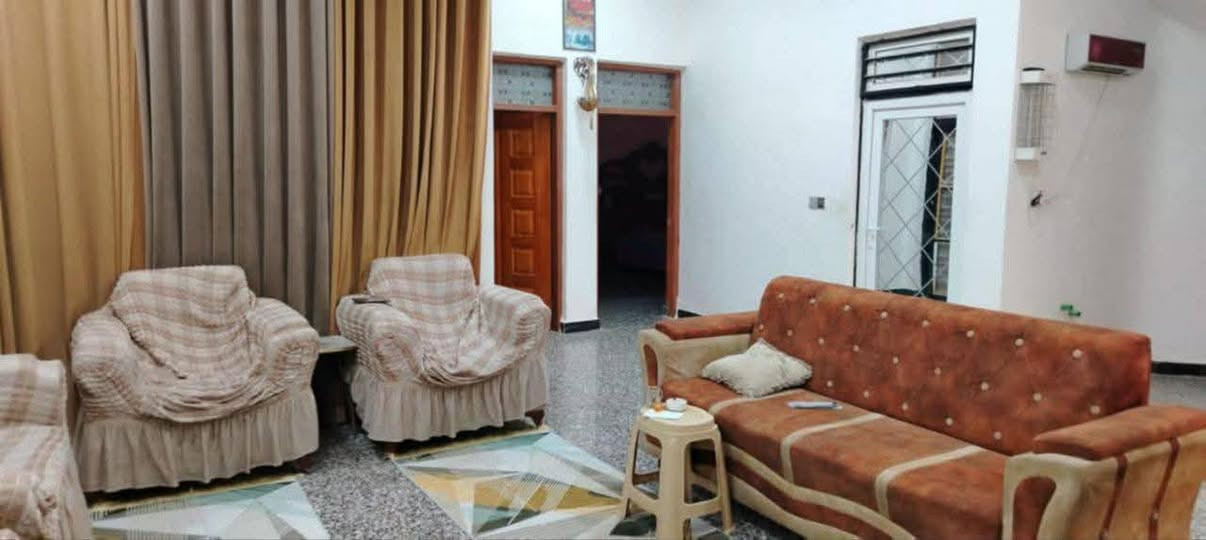 السلام عليكم 
#الدار_للبيع طابو صرف في #الديوانية حي الامام الصادق الجته المساحه 214 متر #مطلوب_اسكان 63 مليون وكل شهر تسدد 330 الف طابق واحد يحتوي على غرفتين وصاله واستقبال ومطبخ وصحيات داخليه وخارجيه ومناور 2 وطارمه وحديقه 
وبليد 130 مليون 
للاستفسار  ***********
