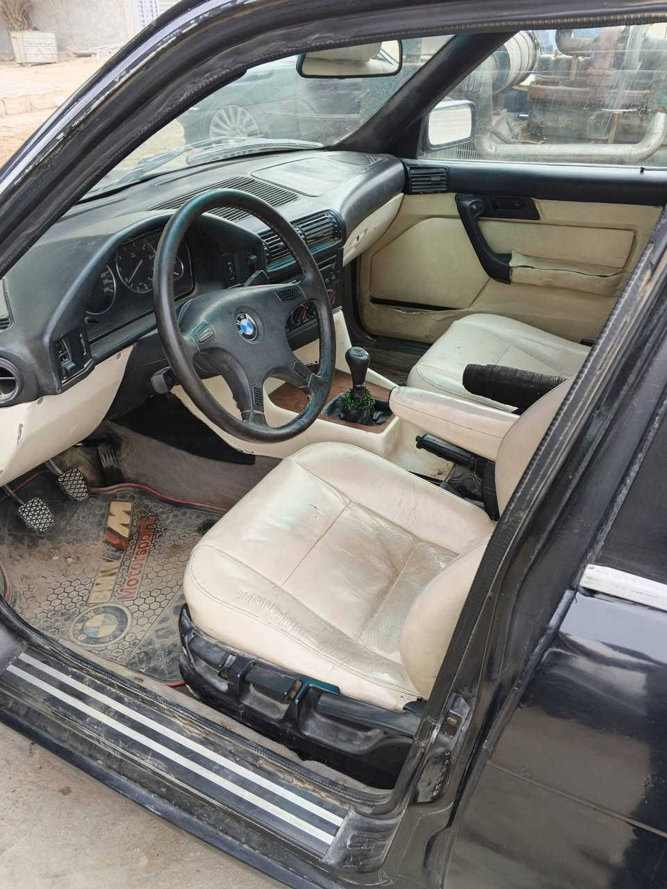 السلام عليكم سياره بي ام معروضة للبيع سياره جاهزة مكينة وكير خير من الله  سيا ره تبريد شغال كهربائية شغال كله سياره تخم تاير جديد حدايه جديده رقم اربيل ألماني تريد تحويل وكاله اني خادم سعر عله خاص ***********
