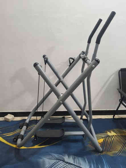 أجهزة رياضية مستعملة استعمال قليل جدا و نظيفة الأول جهاز جري قايش ميكانيكي بدون كهرباء والثاني جهاز الغزال الطائر سعر الجهاز الواحد 90 الف المكان النجف رقم موبايل ***********
