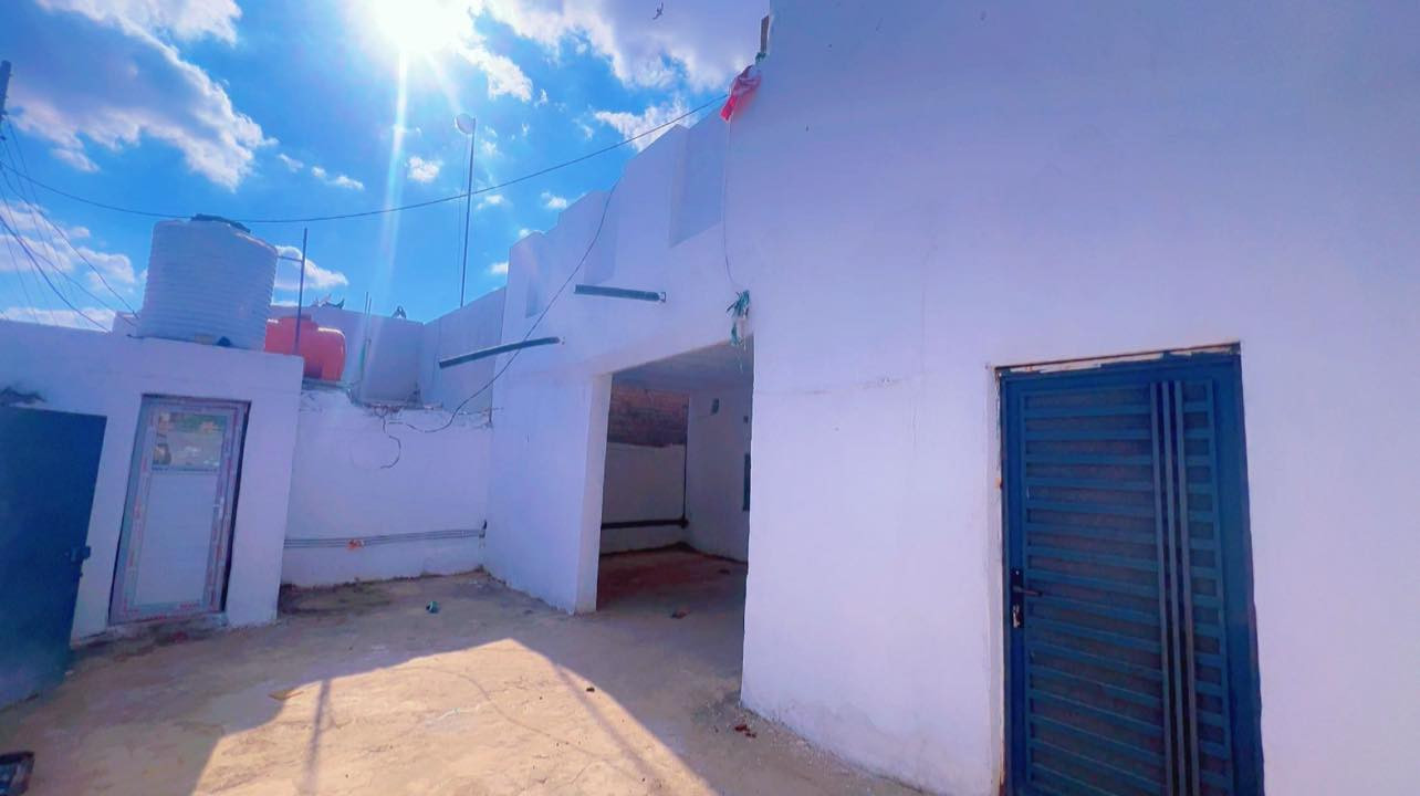 السلام عليكم 
٢٠٠ متر مربع طابقين ٤ اغرف وبراني ومطبخ وصالة وحمامات خارجية وداخليه بناء طابوك عكادة / عالي عن الشارع وشارعه عريض منطقة الحي العسكري  يباع على المبادرة او النقد السعر 85
البيت فارغ حاليا  
للاستفسار اكثر الاتصال على الهاتف  ***********  
 متوفر واتس اب او مراسلة الصفحة عقارات الجامعة
