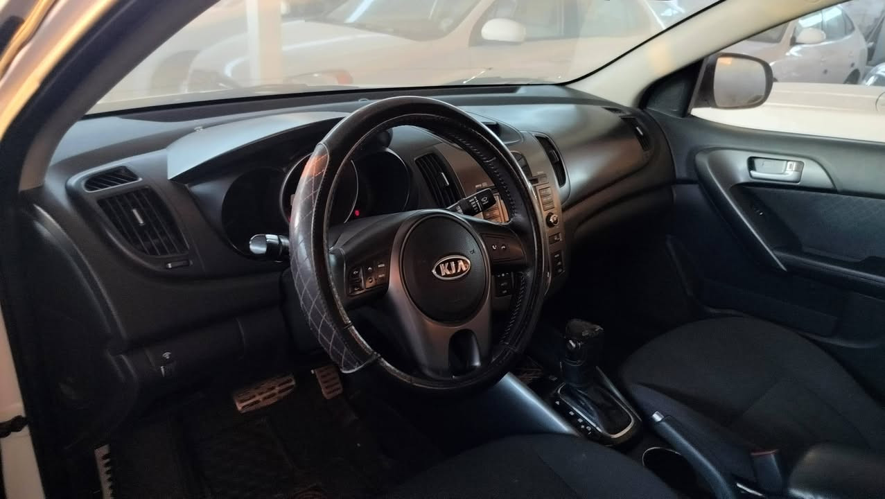 سيراتو ٢٠١١

 داخل اسود 
تحكمات ستيرن جهتين 
شفتات بالاستيرن 
تبريد بيانو (لمس) 
كير 6 نمرات 
كزوز رياضي 
محرك وكير بشرط 
٤ تاير جديد 
باتري جديد 
حدادية السيارة ٩٥٪

بيها جاملغ موضح بالصور مع داخل قليل جدا 
السعر ١١٠ $


**إذا كنت صاحب هذا الإعلان وتريد حذفه لأي سبب، رجاءا أرسل رسالة إلى الدعم الفني**