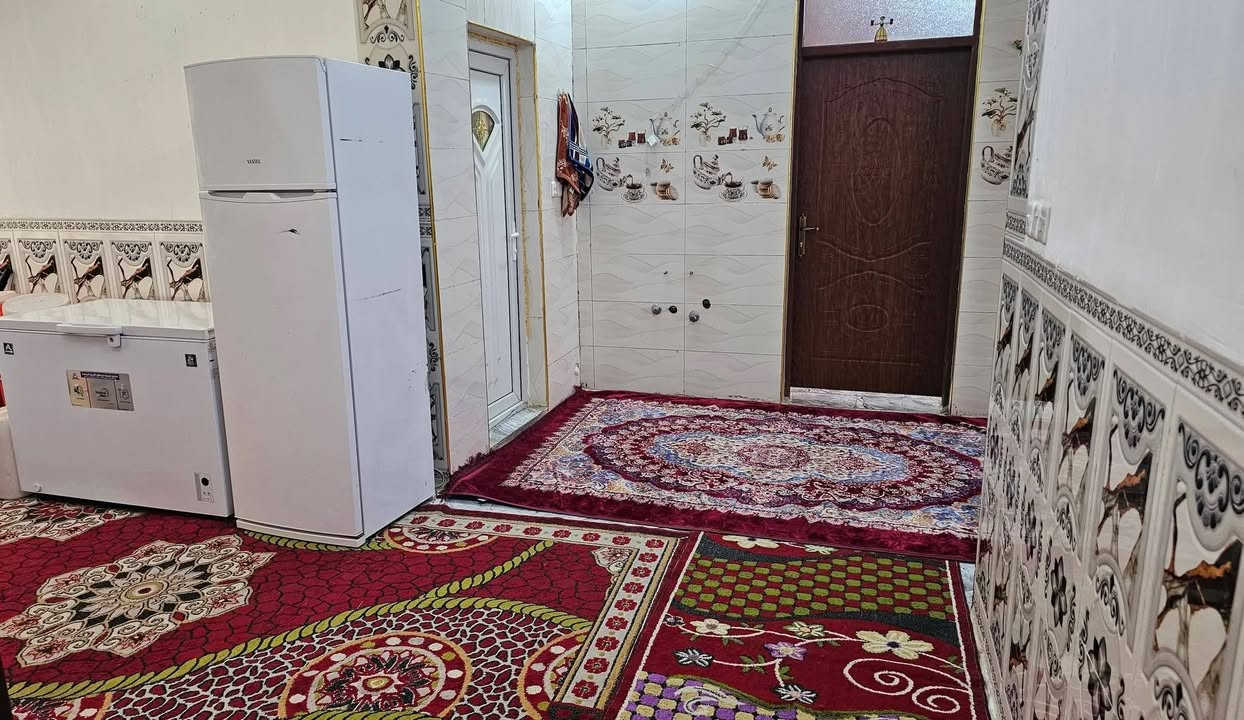 السلام عليكم ورحمة الله وبركاته
للبيع بيت طابقين مساحة 230 متر طابو زراعي قرار 115 ركن على شارعين على التبليط في العزيزيه مشروع عويد متوفره جميع الخدمات 
ماء قوي فول كهرباء وسحب و مدارس قريب على الشارع العام البيت طابقين بناء طابوق يحتوي على ثلاث غرف نوم قياسات الغرف 4*4 و 7*5 و 5*4 وصاله مفتوحه على المطبخ واستقبال 5*7  وحمامات داخليه وصحيات خارجيه وطارمه وحديقه وترك خلفي 
ملاحظه / البناء كله طابوق وصب كون كريت مسلح وسراميك في الطابق الاول وفي الطابق الثاني 
السعر 67 وبيه مجال 
للتواصل ***********
