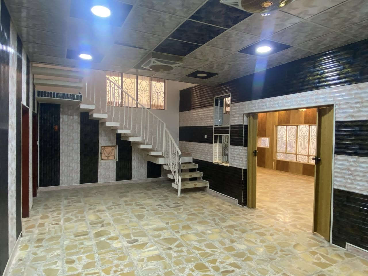 دار للبيع في حي القادسية مساحة 400 متر حرف T

يتكون الدار من محلات وشقه فوق المحلات 

ويتكون من مشتمل طابق ثاني معزول  

واربع غرف نوم مع ملحقات الدار 

وبسعر مناسب 
للمزيد من التفاصيل مراسلة الصفحة او الاتصال 
***********
