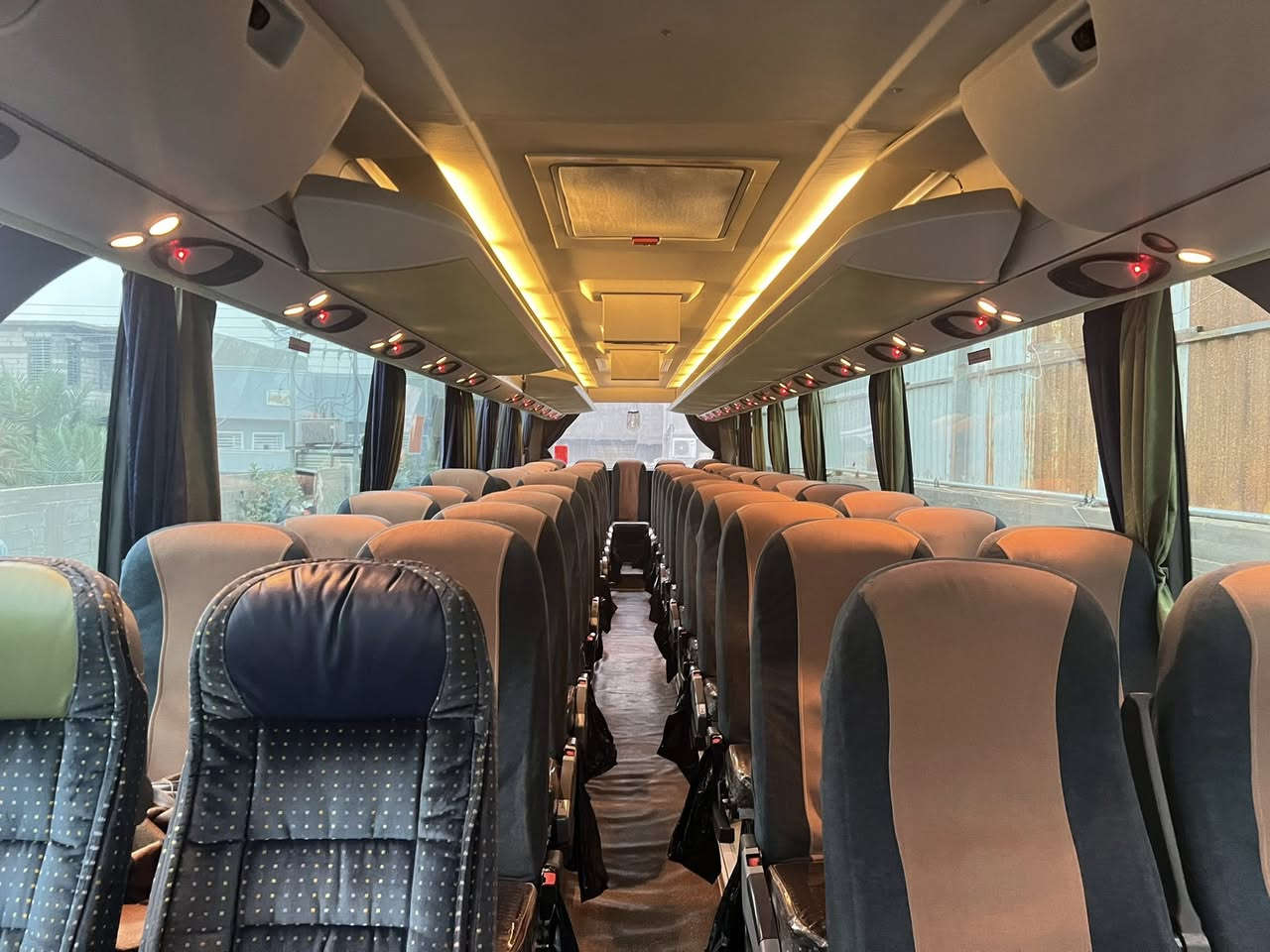 ام سيوف حجم 15 موديل 2004 مكينه 8 كير عادي عدد 54 نفر  تبريد جديد صيني ابو لخمسه تخم تاير  سياره جاهزه  استفسار ***********
