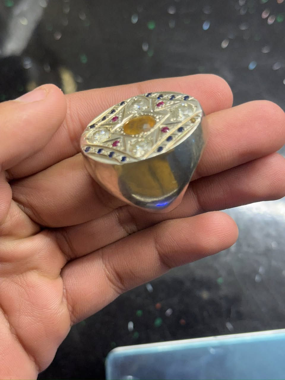يا الله متاح
خاتم تحفة صب فضة925
يحتوي علة احجار  ياقوت افريقي وموزنايت وتطعيم زاركون
وزن الخاتم واضح 47غ
مكاني واسط توصيل موجود 
سعرة تواصل وات ساب ***********
