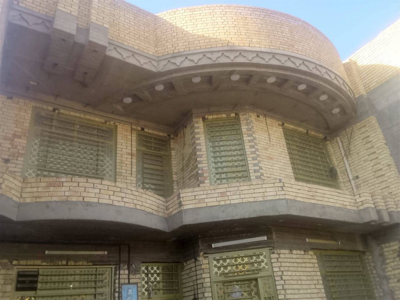 السلام عليكم  بيت مساحة ٢٠٠ متر واجهة ١٠ نزال ٢٠ طابوزراعي ملك صرف سند ٢٥ بحي الفرات بصف بانزين خانة حي نصر بيت قريب على شارع بالمربع الأول ٤ غرف نوم ومطبخ واستقبال وصالة وخدمات وحديقه جبيرة وكراج جبير شارع عرضة ١٢ متر  مامتواجد على فيس للاستفسار ***********

