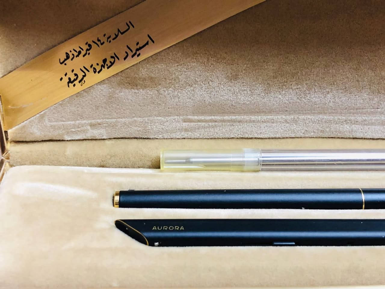 سيت اقلام  ارورا  ( AURORA) حجري 
استيراد الأجهزة الدقيقة العراقية 
إيطالي الصنع اصدار محدود 
ريشه ذهب خالص عيار ١٤ 
حجر مع  تغليف ذهب  لوك غير مستعمل 
مع العلبه الأصلية والكتلوك 
للاتصال ***********
