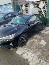 سيارة هيونداي للبيع، لون أسود أنيق، مناسبة للعائلة والقيادة اليومية. ت...