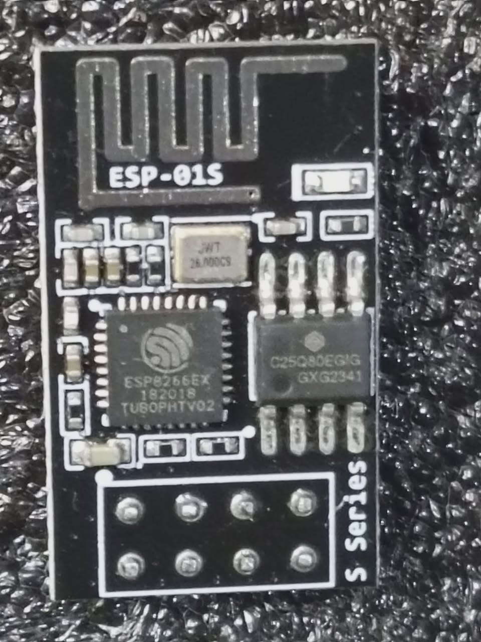 متوفر كمية سعر القطعة 3
المتحكم الرئيسي: ESP8266EX.
الذاكرة (Flash Memory): تأتي بذاكرة فلاش بسعة 1 ميجابايت (وهذا هو الفرق الجوهري عن نسخة ESP-01 القديمة التي كانت تأتي بذاكرة 512 كيلوبايت فقط)، مما يسمح لها باستيعاب برمجيات (Firmware) أكبر وأكثر تعقيداً.
الاتصال اللاسلكي: تدعم بروتوكول Wi-Fi 802.11 b/g/n بتردد 2.4 جيجاهرتز.
الجهد التشغيلي: تعمل بجهد 3.3 فولت (انتبه: التعامل مع 5 فولت قد يتلف الوحدة مباشرة).
أوضاع العمل: يمكنها العمل كـ:
Station (STA): للاتصال براوتر موجود.
Access Point (AP): لبث شبكة واي فاي خاصة بها.
كلاهما معاً (STA+AP).
المميزات والاستخدامات
الحجم الصغير: مثالية للمشاريع التي تتطلب مساحة محدودة.
دبابيس الإدخال والإخراج (GPIO): تحتوي على عدد محدود من دبابيس GPIO (عادةً اثنين فقط)، مما يجعلها مناسبة للمهام البسيطة مثل تشغيل ريلاي، قراءة حساس حرارة، أو التحكم في إضاءة LED.
التطبيقات: تُستخدم بكثرة في مشاريع "إنترنت الأشياء" (IoT)، مثل التحكم في الأجهزة المنزلية الذكية، أنظمة المراقبة البسيطة، أو ربط أجهزة الأردوينو بالإنترنت.
سهولة البرمجة: يمكن برمجتها باستخدام بيئة أردوينو (Arduino IDE)، أو عبر أوامر AT (AT Commands)، أو حتى عبر MicroPython.


**إذا كنت صاحب هذا الإعلان وتريد حذفه لأي سبب، رجاءا أرسل رسالة إلى الدعم الفني**