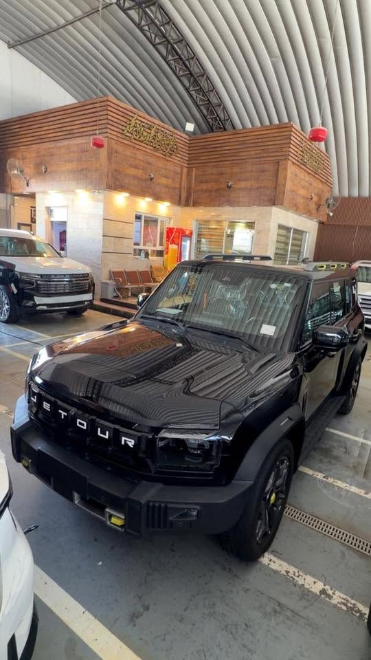 جيتورT2🔥2026
جيتور T2 2.0L LUXURY
العداد: 0km
اللون: جميع موجود💫
داخل زيتوني 
المحرك: 4 أسطوانات L 2.0 تيربو 254 حصان حقن مباشر
عزم الدوران (نيوتن-م): 390
ناقل الحركة: اوتوماتيكي دبل كلاتش من 7 سرعات
الضمان الأساسي: 6 سنوات وعداد كيلومترات مفتوح
ضمان المحرك: 10 سنوات او 1،000،000 
المواصفات:✅
*فتحة سقف بانوراما 1.1م
*إطارات قياس 20 إنچ
*الصندوق شفط
*الشباك الامامي المضاء  بجيتور 
*مثبت سرعة مع رادار تفاعلي
*نظام القيادة شبه الذاتية
*نظام الكبح التلقائي في حالة الطوارئ
*نظام تحذير الاصطدام الامامي والخلفي
*كاميرات محيطية 540 درجة
*حساسات أمامية وخلفية
*نقطة عمياء
*نظام تحذير مغادرة المسار
*نظام المساعدة للبقاء في المسار
*شاشة التحكم بقياس 15.6 إنچ
*شاشة القيادة بقياس 10.25 إنچ
*نظام صوتي متطور 12 سماعة من Sony
*نظام أبل كاربلاي وأندرويد أوتو لاسلكي
*نظام اوامر و تحكم صوتي
*مقصورة الركاب من الجلد الفاخر والكنتارا
*مقعد السائق والراكب كهربائي
*مقاعد السائق والراكب مبردة
*مقاعد السائق والراكب مزود بذاكرة لحفظ 3 وضعيات الجلوس
*إنارة ترحيبية مع إنارة محيطية متعددة الالوان
*عتبات الأبواب مضيئة
*مصابيح أمامية وخلفية أوتوماتيكية LED 
*التكيف التلقائي للضوء العالي
*نظام تقليل الضجيج النشط مع زجاح مزدوج
*المرايا الجانبية قابلة للطي كهربائياً ومدفئة
*دخول ذكي و تشغيل عن بعد
*خاصية إغلاق نوافذ وفتحة السقف عن بعد
*شاحن هاتف لاسلكي سريع
*نظام تنقية الهواء PM2.5 وفلتر N95
*مسند الذراع الوسطي مع ثلاجة
*انماط قيادة متعددة للطرق الوعرة
*وسائد هوائية امامية و جانبية عدد 6
*ماسحات الزجاج الأمامي مع حساس للمطر
*دوسات جانبية
*نظام الفرامل الأوتوماتيكي Autohold
*نظام التحكم بنزول المنحدرات
*نظام المساعدة لصعود المرتفعات
*نظام مراقية ضغط الاطارات
للأستفسار على الرقم:  ***********📞
