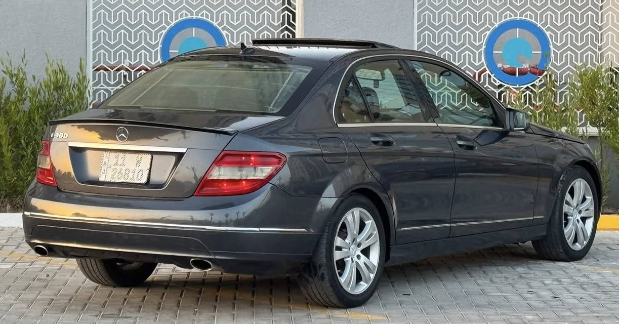 C300 2011 ماشية 118 الف بيها صبغ ثلاث قطع الباقي مكفول شرط بدون ضربه قوية
مواصفات:
-محرك 3000 ابو عقل فوك مرغوب
-سلايد روف
-كراسي جلد كهرباء
-كراسي تدفئة
-ستيرن كهرباء
-تحكم ستيرن
-ماوس معلومات
-شاشة معلومات وسطية
-تبريد منفصل
-تبريد قطعتين
-بردة خلفية كهرباء
-مودات قيادة 
-اشاير بالمري
كير محرك مكفول شرط الفحص سيارة بالواقع احلى من صور رقم بغداد باسمي هزة وارقام وسنوية جدد سعر 124 وبيها شي بسط مكاني حي الجهاد
***********
***********
