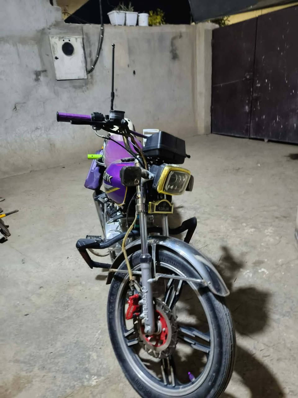 السلام عليكم دراجه ايراني سيفان 5كير موديل 2023كفاله من التاير للتاير اذا مفتوح منها برغي تاخذها بلاش المحرك بالجيس اوراق كامله كلها شغاله مكاني دجيل السعر 575وبيها مجال ***********
