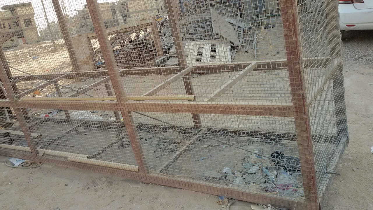صندوق حديد طوله 6.25م و عرضه 1م و ارتفاعه 2م له باب واحد كما مبين بالصور يستخدم في محلات الانشائيه لحفظ بواري الماء و المجاري و يستخدم لحفظ الدواجن (قفص طيور الزينه و ما شابه) السعر 350 الف دينار الاتصال ***********-*********** كربلاء, العراق
