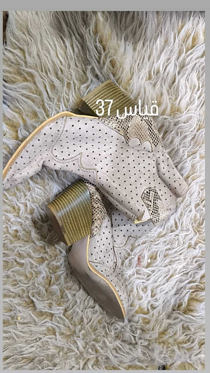 السلام عليكم بنات بوتات اوربيه اخو الجديد نضيفات كلش جلد طبيعي ومبطنات درجة اولى توصيل داخل الحله الف دينار
سعر البوت ب٥
بنات الي ميطلع مراسله عدها دزلي واتساب ***********
