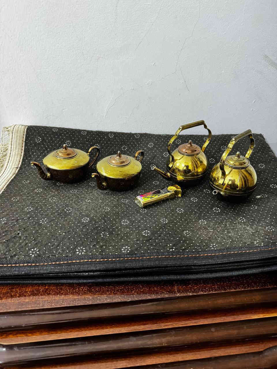 علب  مصغرات على شكل قواري قديم 
4 قطع تحف مال فاترينا بغداد ***********
