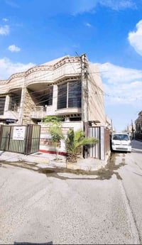 بيت ركن على ثلاث شوارع  منطقة هادئة وجميع الخدمات قريبة بناء حديث  واج...