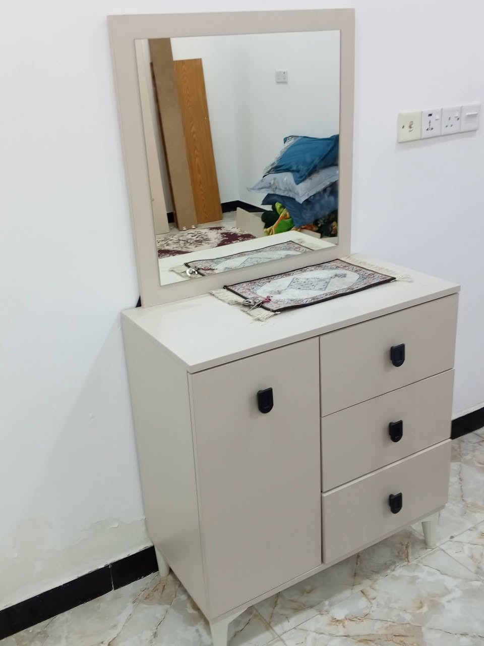 هااي الغرفه والجرباية كامله بس شلتهاا لان داا نشيل ونظيفه الغرفه صارلهاا اقل السنه اريدهاا ب450. وبيهاا مجال. الرقم. ***********
