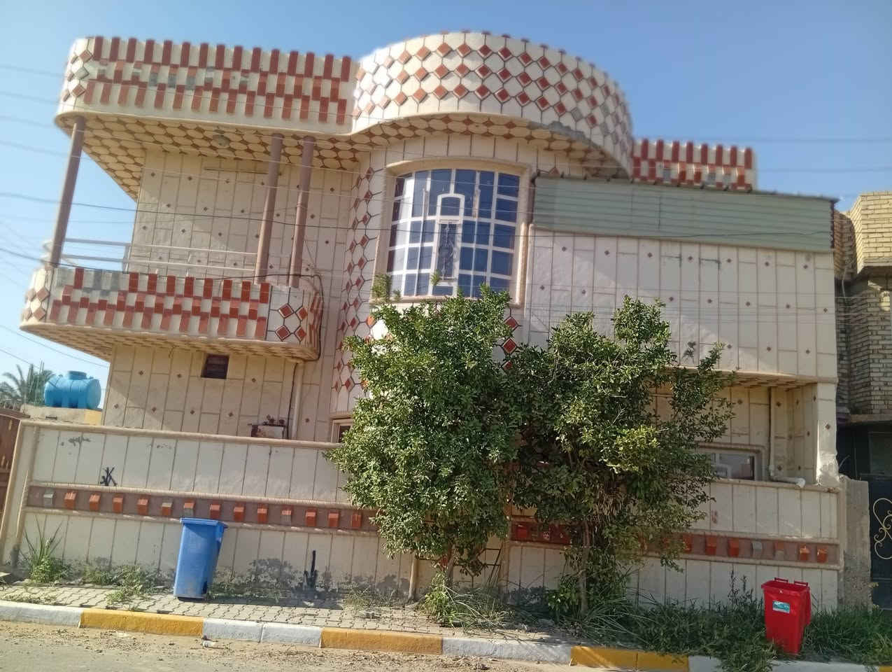 دار سكن للبيع الضباط مقابل جامع الهادي المساحه 170م ركن يحتوي على 3غرف نوم واستقبال ومطبخ اضافه الى هول كبير قريب على الشارع الرئيسي الاستعلام عن السعر وبقية التفاصيل اتصل على مكتب علاء ابو غزوان للعقار الطارميه عمارة ابو صخر 📞 ***********☎️***********مستعدون لنشر عقاراتكم وترويجها على صفحات مكتبنا ومن الله التوفيق للجميع 🌹🥀🥀🥀🥀🥀🏵️🪴🌹
