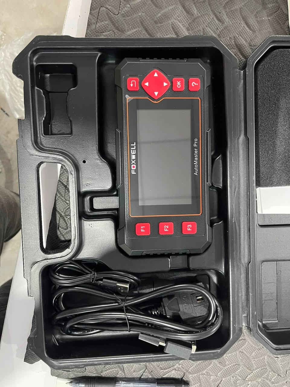 يعد FOXWELL AutoMaster Pro من أجهزة فحص السيارات الاحترافية، حيث يعتمد على منفذ OBD-II للتواصل مع كمبيوتر السيارة وتشخيص الأعطال بسرعة ودقة.

أهم المميزات

✅ قراءة ومسح أكواد الأعطال (DTC).

✅ عرض بيانات السيارة المباشرة (Live Data) مثل:

* سرعة المحرك (RPM)
* درجة حرارة المحرك
* جهد البطارية
* استهلاك الوقود
* ضغط الهواء
* حساسات الأكسجين وغيرها.

✅ إطفاء لمبة فحص المحرك (Check Engine) بعد إصلاح العطل.

✅ فحص شامل لوحدات السيارة حسب نوع السيارة، مثل:

* المحرك (Engine)
* ناقل الحركة (Transmission)
* نظام ABS
* الوسائد الهوائية SRS
* أنظمة الثبات وغيرها (حسب دعم السيارة).

وظائف الصيانة

يوفر الجهاز عدداً من الوظائف المهمة مثل:

* إعادة ضبط تغيير زيت المحرك (Oil Reset).
* إعادة ضبط فرامل EPB الإلكترونية.
* إعادة ضبط حساس زاوية المقود (SAS).
* إعادة برمجة حساس ضغط الإطارات TPMS.
* إعادة ضبط البطارية (Battery Reset).
* تجديد فلتر جسيمات الديزل DPF.
* معايرة بوابة الهواء (Throttle Adaptation).

تختلف الوظائف حسب موديل السيارة وسنة الصنع.

مميزات الجهاز

* شاشة ملونة كبيرة وواضحة.
* واجهة سهلة الاستخدام.
* سرعة في قراءة الأعطال.
* يدعم تحديثات البرامج.
* تصميم متين مناسب للاستخدام في الورش
***********
سعر ١٢٠ الف قفل
