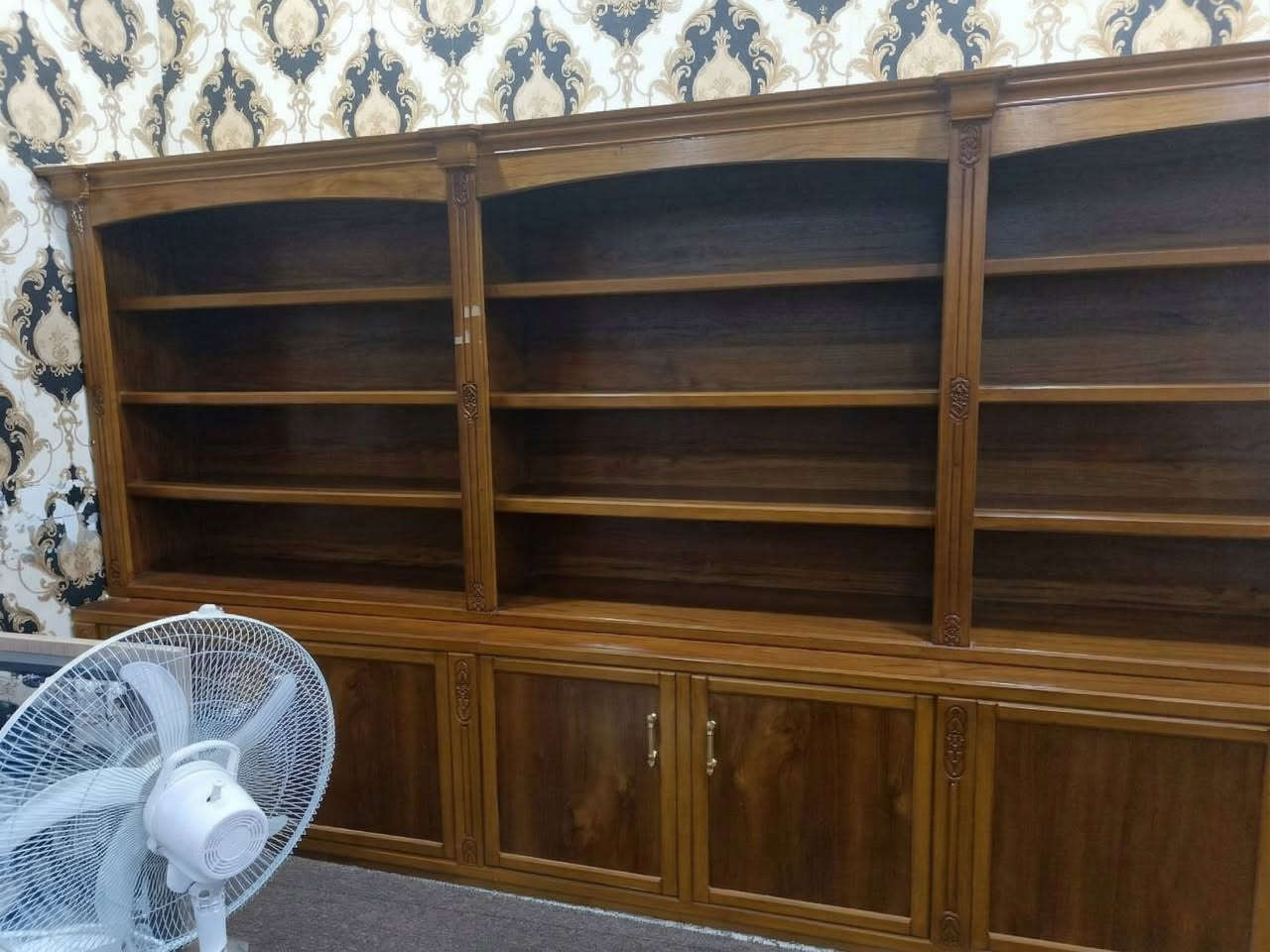 مكتبة خشب للبيع التفاصيل موجودة بأول صورة شغل يدوي مع اربع خزانات
السعر : مليون و 250 وبيها مجال للشراي
التواصل على الواتساب : ***********
