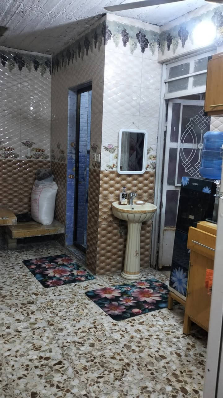 دار طابو ملك صرف
الموقع الشعب قرب كلية الامام الكاظم (العقار الثانية )
المساحه 80متر  واجهه 4.40 نزال 19

 بناء قديم عكادة صالح للسكن يحتاج ترتيب 
الارضيه كاشي/ المطبخ و الحمامات سيراميك للسكف والسطح فرشي قديم

البيت مدخلين

-الطابق الاول / طرمة + حمام خارجي + استقبال + حولي صغير بالممر +مطبخ + حمام + منور 3 متر
-الطابق الثاني/ غرفتين ٢ نوم غرفة داخل غرفة + بناء و حمام غير  كامل .

-الطابق الثالث سطح . 

شامل ماطور ماء + خزان ماء + سخان + المراوح والانارة. 

البيت  شبه ركن موقعه حلو ولا يوجد امامه بيت

 شارع عريض 12متر + رصيف متر 
للاستفسار الاتصال علئ ***********

السعر 165 مليون قابل للتفاوض.
