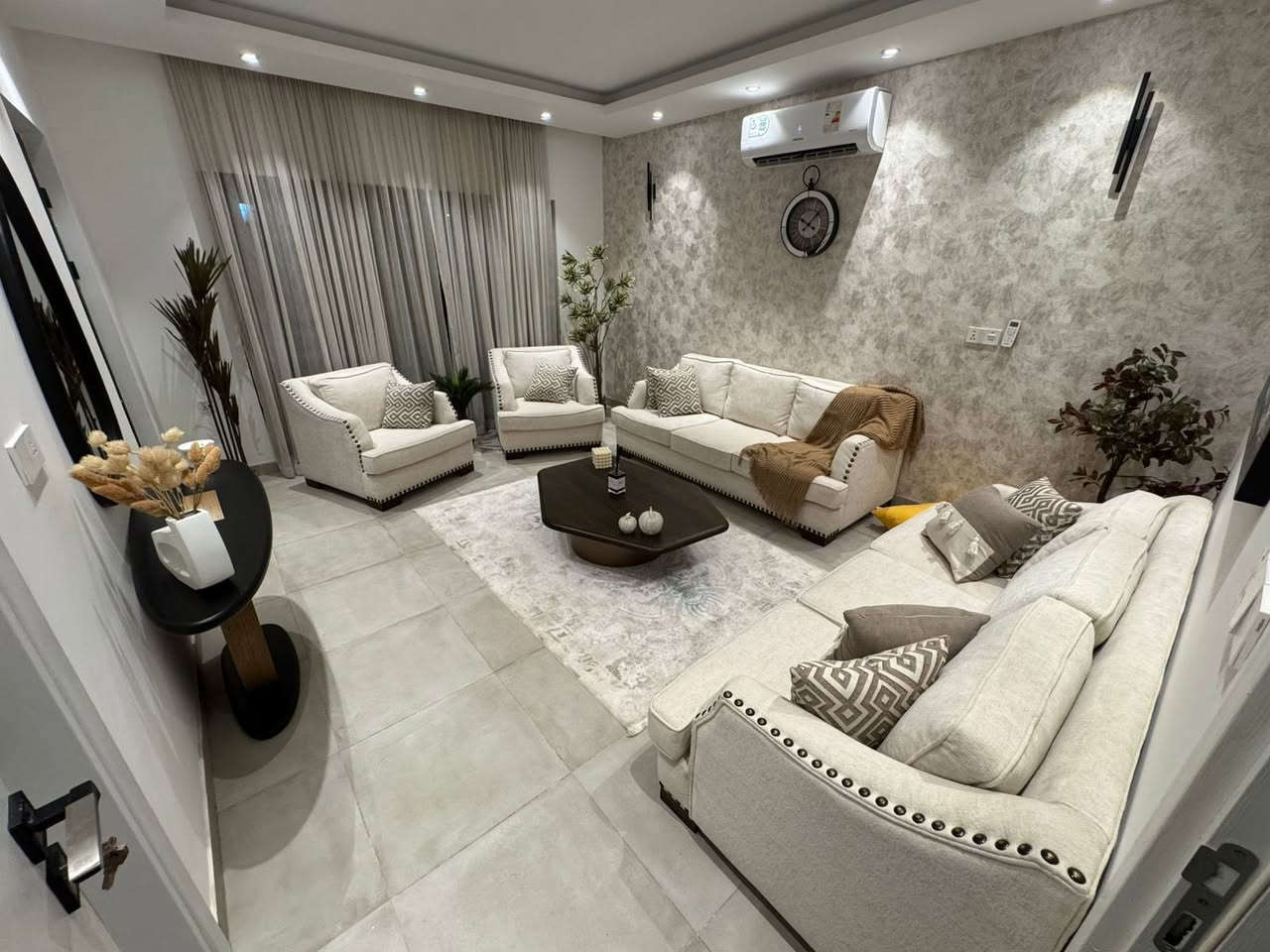 ✨ **فرصة سكنية مميزة في مجمع اللؤلؤة السكني في كربلاء!** ✨
🏡 **تفاصيل المشروع:**
- تسليم الوحدات خلال 8 أشهر.
- مساحات تبدأ من 200 متر مربع.
- أسعار تبدأ من 255 مليون دينار.

💰 **خيارات التمويل:**
- قرض عقاري يصل إلى 116 مليون دينار.
- **خصم 5%** عند التسديد.
- **خصم 20%** عند الدفع النقدي.

لا تفوت هذه الفرصة الذهبية! للحجز والاستفسار، تواصل معنا عبر:

📞 *********** (موبايل + واتساب)  
📞 *********** (واتساب فقط)
