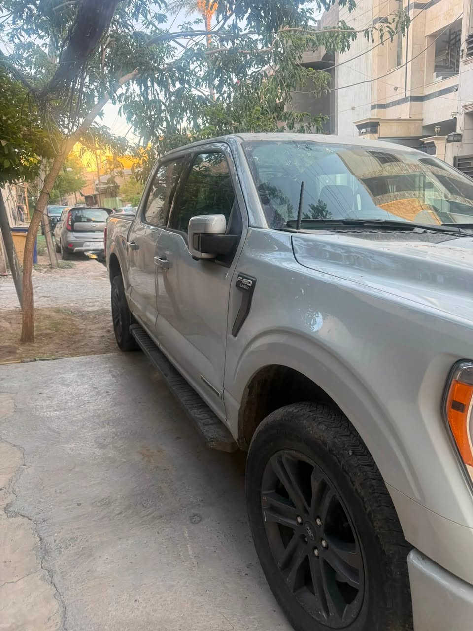 🚘 للبيع | Ford F-150 Lariat PowerBoost Hybrid 2023 🚘
إذا تبحث عن القوة، الفخامة، والاعتمادية، فهذه السيارة خيار ممتاز.

✅ Ford F-150 Lariat
📅 الموديل: 2023
🇺🇸 الوارد: أمريكي
⚙️ المحرك: 3.5L EcoBoost V6 Twin Turbo Hybrid (PowerBoost)
💥 القوة: 430 حصان
⚡ ناقل الحركة: أوتوماتيك 10 سرعات
🛞 الدفع: رباعي (4×4)

المواصفات:
✔️ مقاعد جلد فاخرة
✔️ تدفئة وتبريد للمقاعد الأمامية
✔️ شاشة وسطية كبيرة مع Apple CarPlay وAndroid Auto
✔️ كاميرات 360°
✔️ حساسات أمامية وخلفية
✔️ مثبت سرعة ذكي
✔️ نظام المحافظة على المسار
✔️ تشغيل بصمة
✔️ إضاءة LED
✔️ جنوط ألمنيوم أصلية
✔️ أداء قوي مع استهلاك وقود اقتصادي بفضل نظام الهايبرد

💰 السعر المطلوب:30,000 دولار (قابل للتفاوض بالمعقول)

📞 للتواصل: ***********

للمهتمين، التواصل عبر الاتصال أو الواتساب على الرقم أعلاه.

#Ford #F150 #Lariat #PowerBoost #Hybrid #4x4 #FordF150 #للبيع #العراق #بغداد
