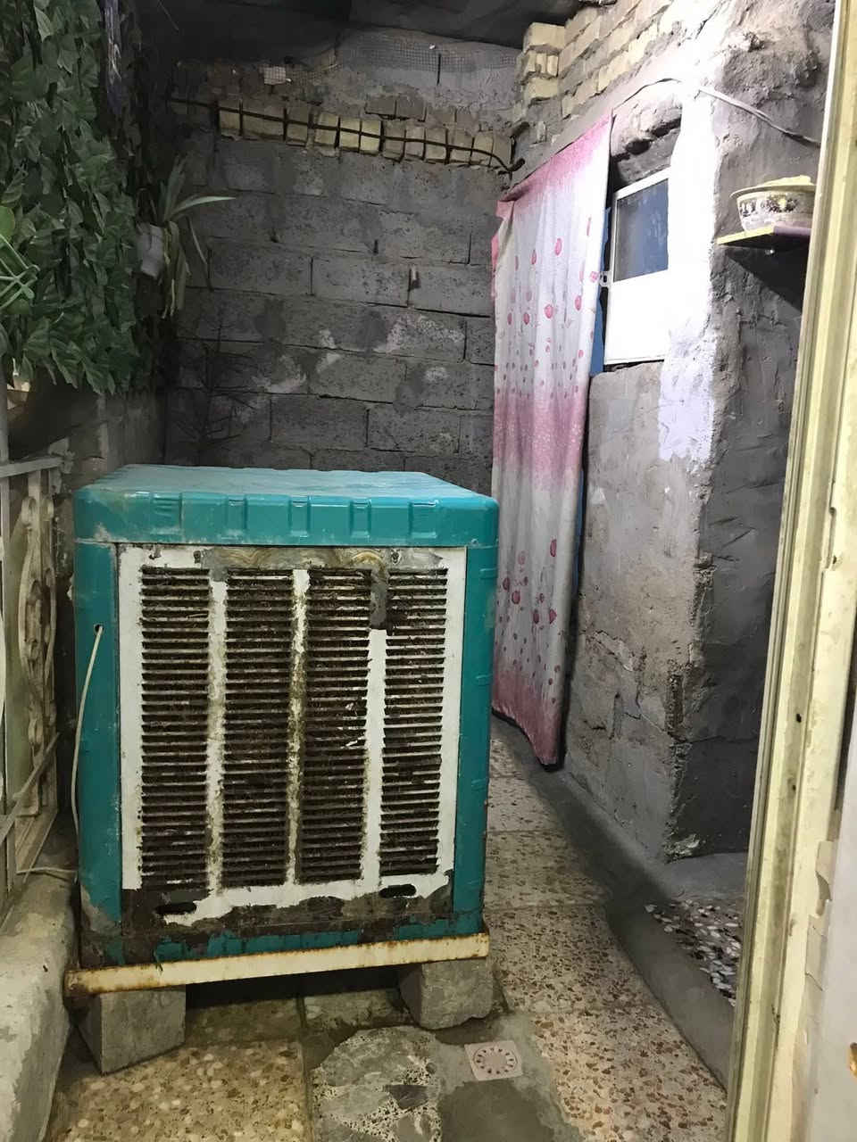 السلام عليكم من رخصت الادمن 
بيت تجاوز للبيع الدولعي مجمع الحسابات يحتوي على هول واستقبال ومطبخ وغرفتين نوم وصحيات مشتركة السعر 10مليون 
 رقم الهاتف *********** واتساب
