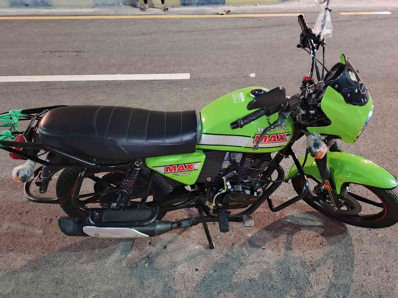 سلام عليكم /دراجه دايوان 23 مكفوله كفاله عامه صار 6 اشهر من طلعتها من لمعرض دراجه رقم نكليزي لوحتين وياها وسنويه تحويل ثاني يوم /سعر دراجه 2250 وبيها مجال رقم مبايل *********** تدلل
