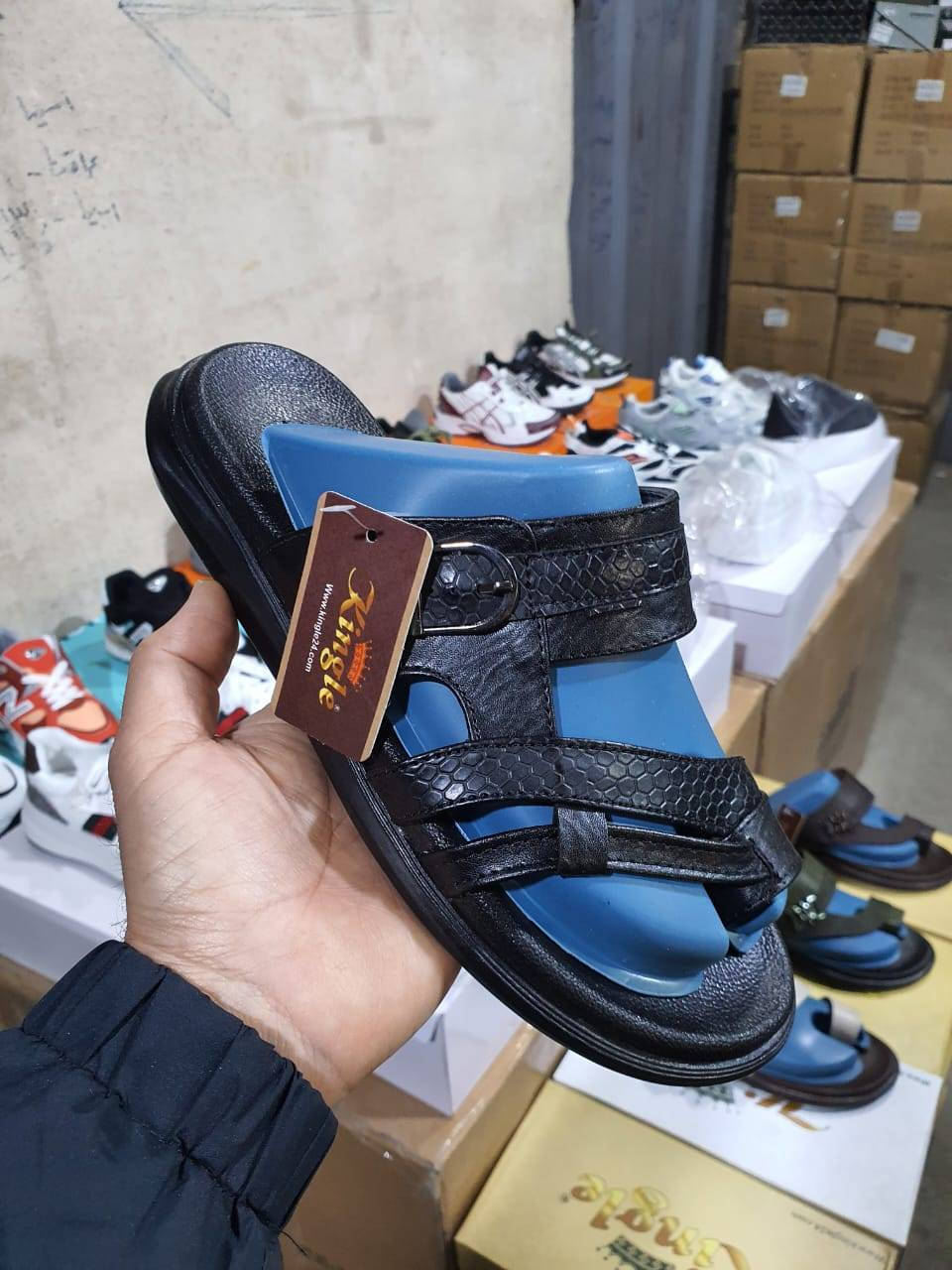 السلام عليكم وجبه جديده شحاطات رجالي قياس من ٤٠ الئ ٤٥ وبسعر ٥٠٠٠ الف فقط العنوان بهرز خلف السوك عماره حجي خلف وتدللون علينه للاستفساروالتواصل على رقم ***********متواجين من ساعه ٩صبح الئ ١٢ ظهرا ومن ٢ونص للفطور ومن ورئ الفطور الئ ١١ باليل واهلا بكم
